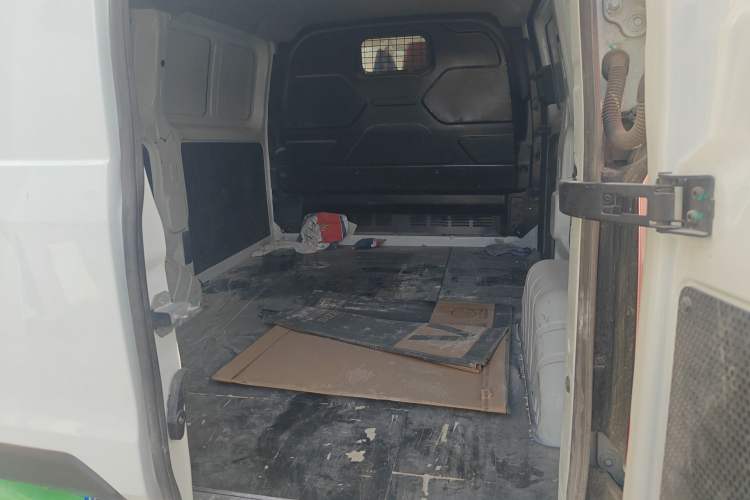 Used Ford Transit 2017 2.0T Diesel Van Short Wheelbase Low Roof China IV Standard
