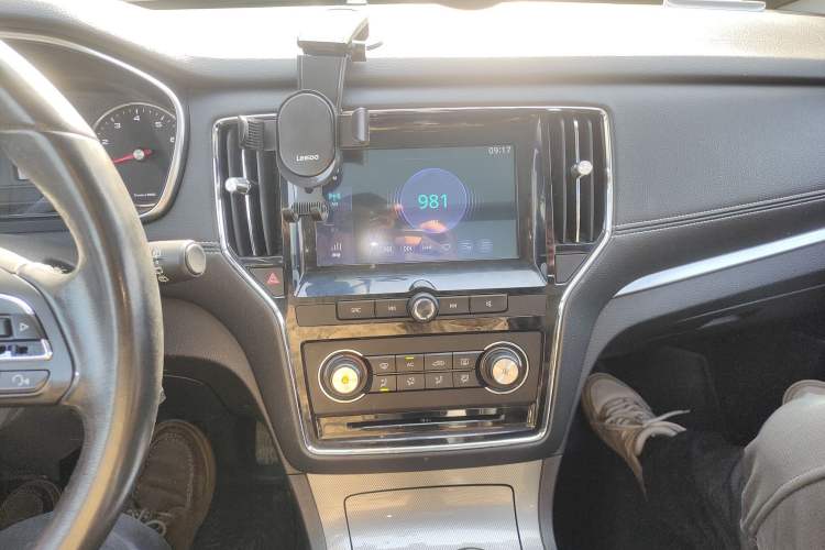 Used Roewe RX5 2016 20T Two-Wheel Drive Manual Flagship Edition
