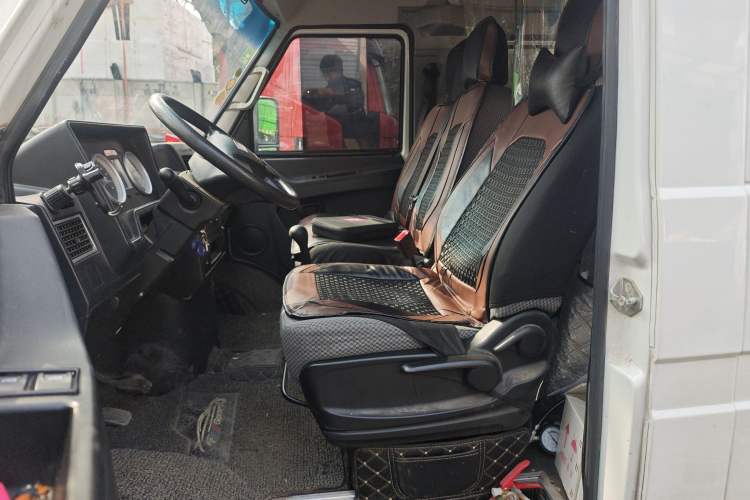 Used Iveco Daily 2021 2.5T A35 M1 Passenger Van 5-9 Seater Short Wheelbase Mid-Roof Design Dual Tires Manual Doors Left Front Seat