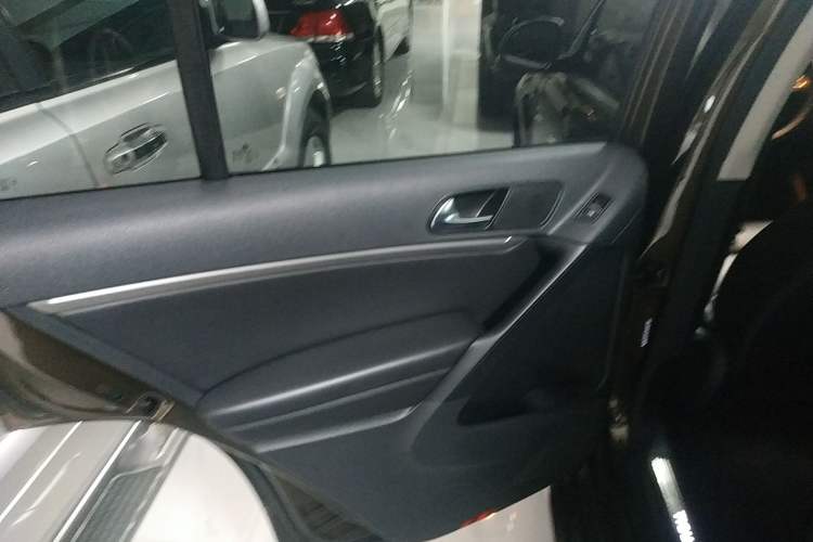 Used Volkswagen Tiguan L 2015 1.8TSI Automatic Two-Wheel Drive Luxury Model