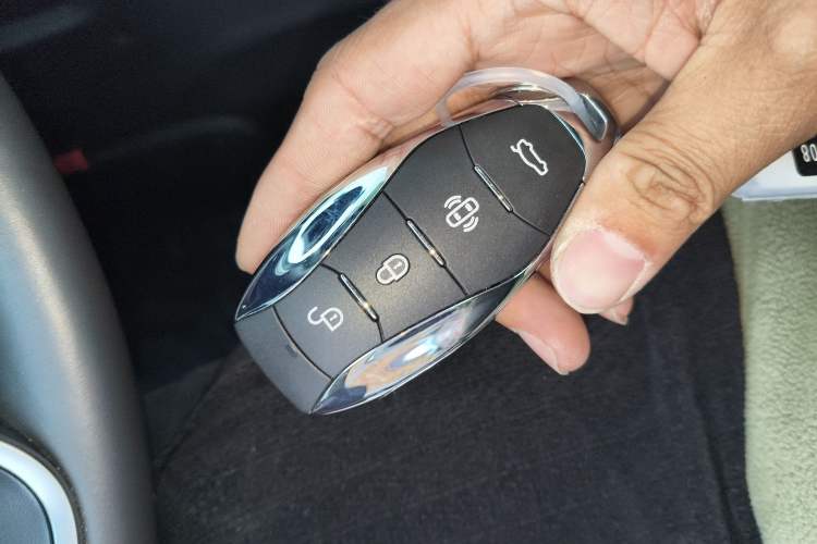 Used Hongqi H5 2024 2.0T Automatic Smart Connect Flagship Edition Vehicle Key