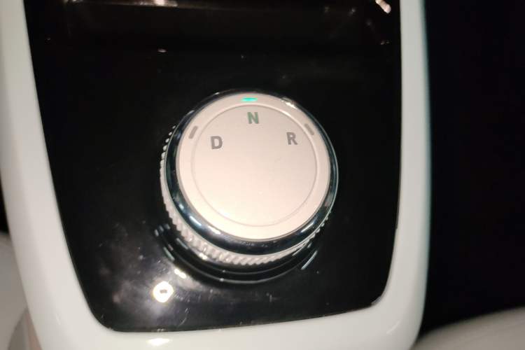 Used Dongfeng NAMMI BOX 2022 Revised Light Wind Edition 201 km Standard Version Gear Lever