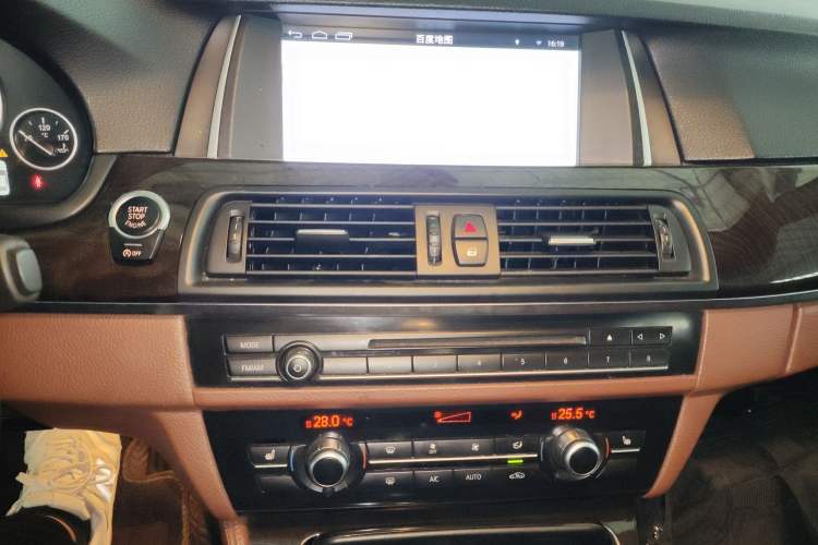 Used BMW 5 Series 2014 525Li Leading Model
