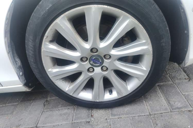Used Volvo V40 2015 1.6T Zhiya Edition Right Front Wheel Hub