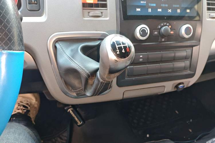 Used Foton Scenic G7 2023 2.4L CNG Commercial Version Long Wheelbase High-Roof Van with 5 Seats Gear Lever