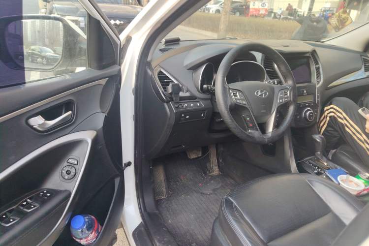 Used Hyundai Santa Fe 2013 2.4L Automatic 4x4 Smart Version
