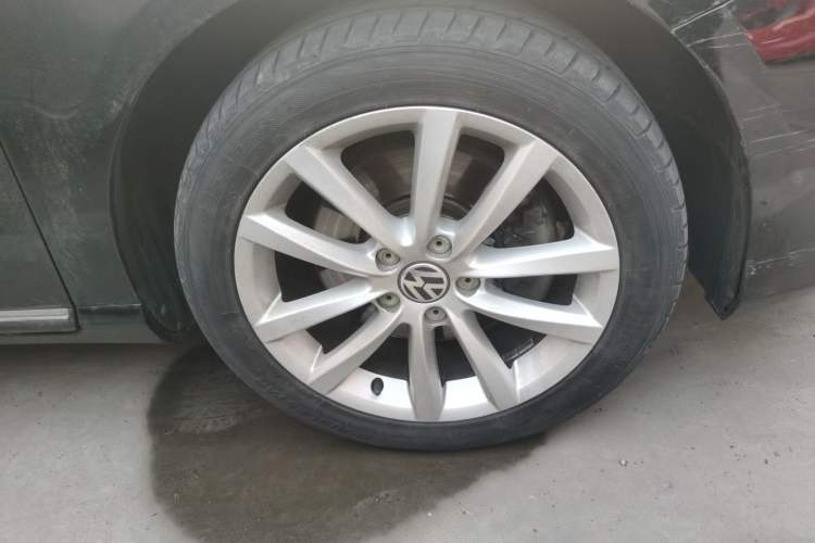 Used Volkswagen Magotan 2015 1.8TSI Luxury Model Right Front Wheel Hub