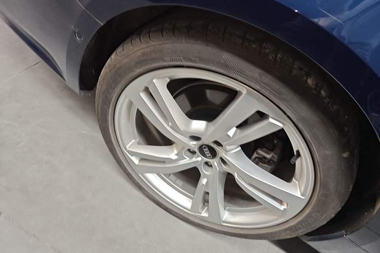 Used Audi A7L 2024 45TFSI quattro S-line Visionary Edition Flow Crystal Package Right Rear Wheel Hub