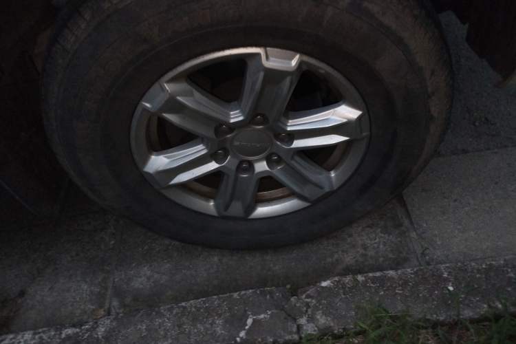 Used SAIC MAXUS T70 2021 2.0T Facelift Diesel Manual Two-Wheel Drive Entry-Level Version with Long Bed and High Ground Clearance
