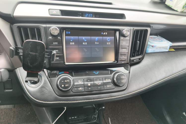 Used Toyota RAV4 2019 2.0L CVT Two-Wheel Drive Luxury Version China VI Standard