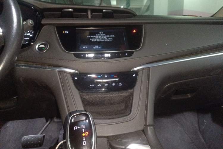 Used Cadillac XT5 2018 25T Luxury Model Audio And AC Panel