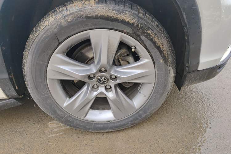 Used Toyota Highlander 2015 2.0T Four-Wheel Drive Luxury Edition 7-Seater Right Front Wheel Hub