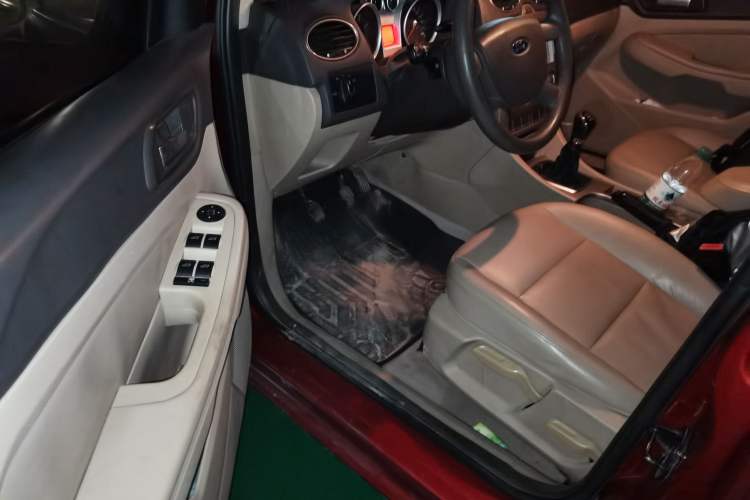 Used Ford Focus 2011 Sedan 1.8L Manual Comfort Model
