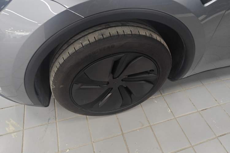 Used Tesla Model Y 2025 Rear-Wheel Drive First Edition Exterior 4