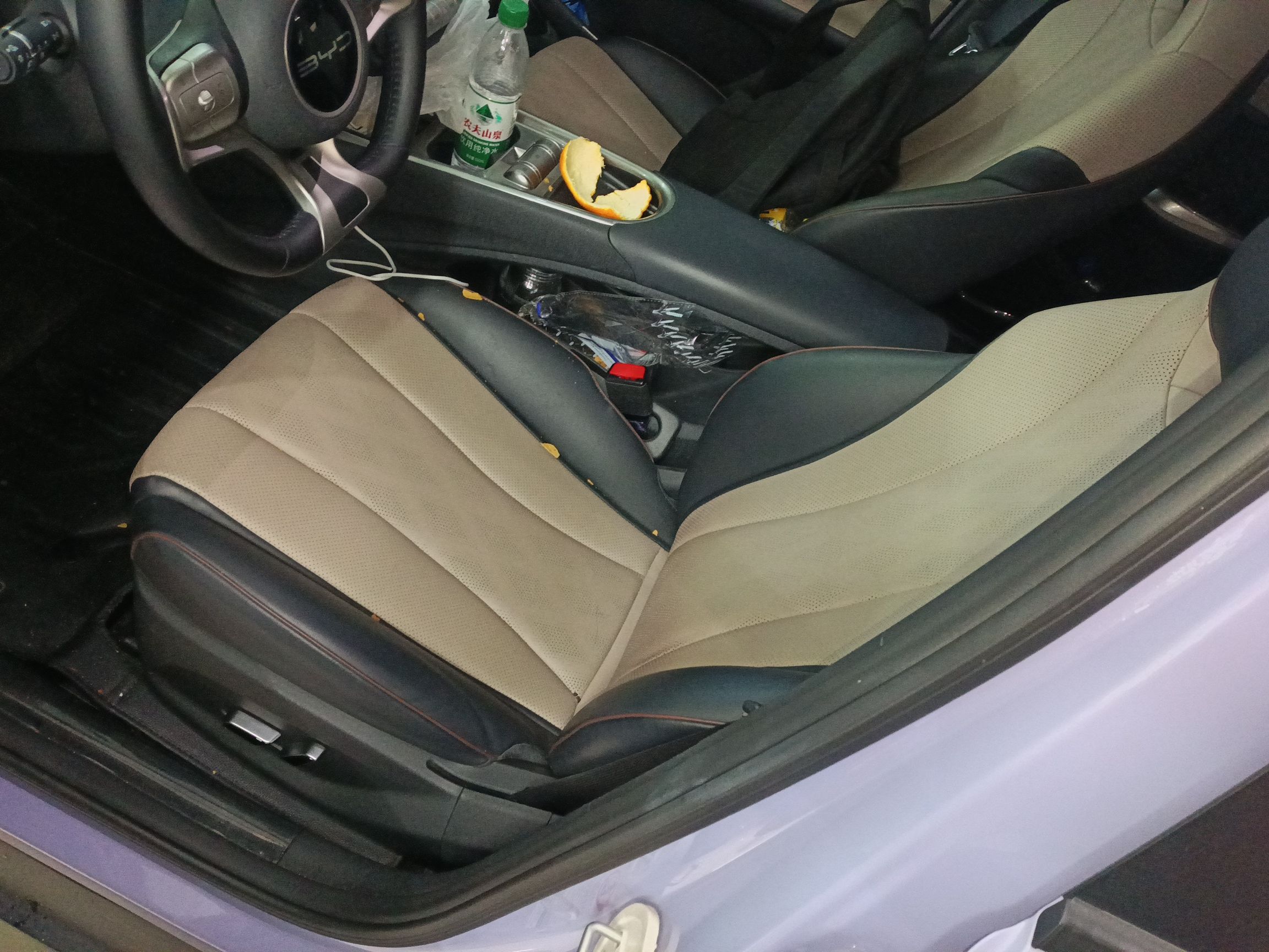 المقاعد الأمامية داخل السيارة