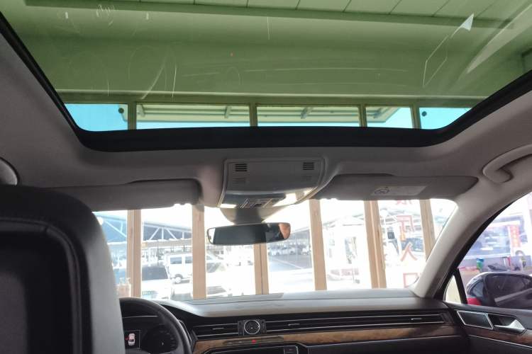 Used Volkswagen Magotan 2017 330TSI DSG Luxury Model Headliner