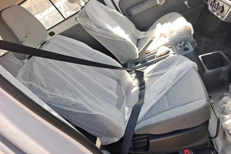 Used Wuling Yangguang 2024 300KM Comfort Version Passenger Van 75kW Right Front Seat