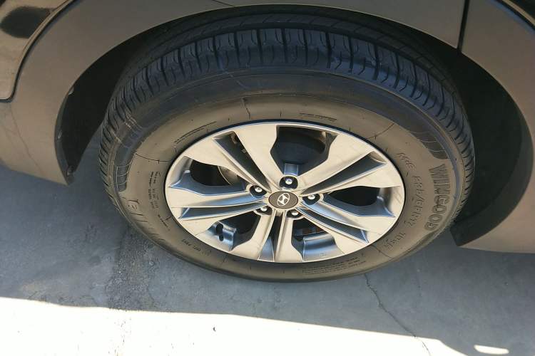 Used Hyundai Santa Fe 2015 2.0T Automatic All-Wheel Drive Smart Version 5 Seats Right Rear Wheel Hub