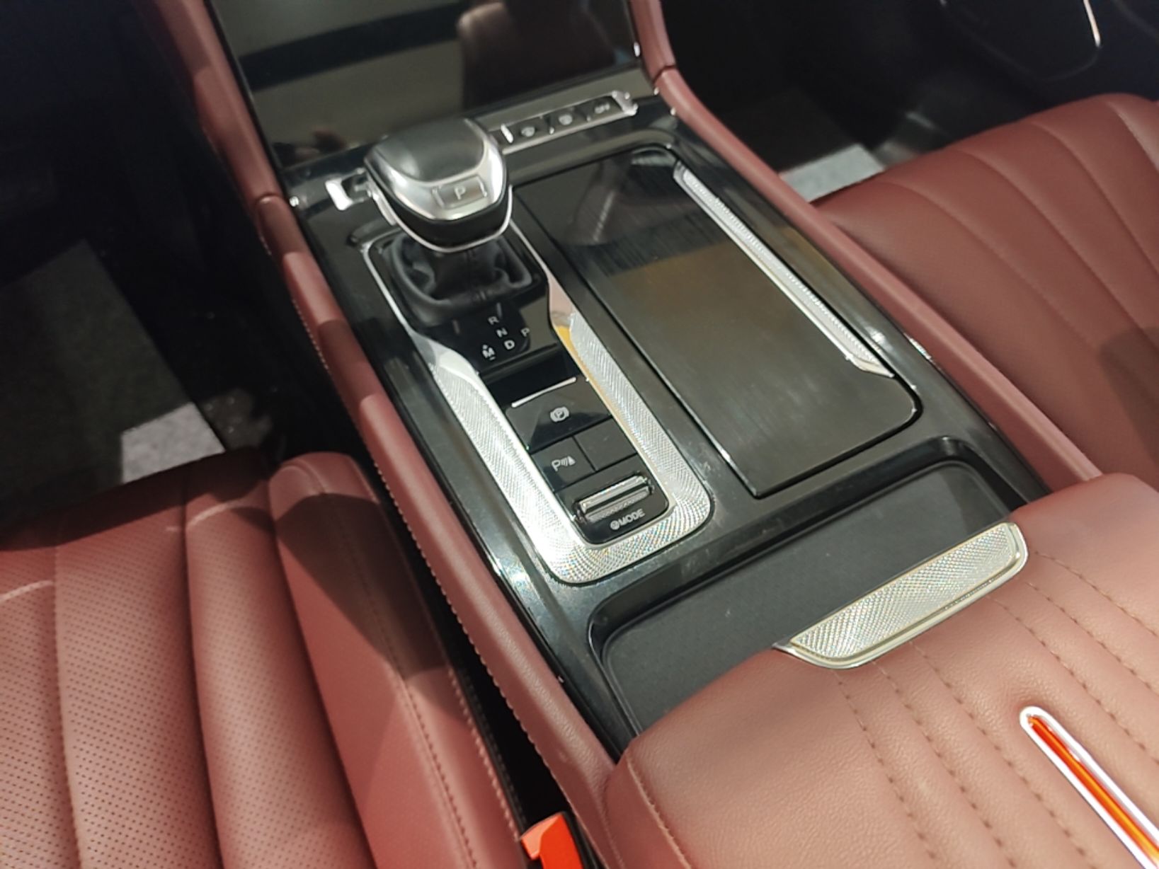 Hongqi H5 2024 2.0T Automatic Smart Connect Flagship Edition - Chinese Trim Xiang — снимка 16