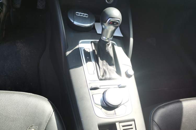 Used Audi A3 2019 Limousine 35 TFSI Fashion Edition China VI Emission Standard Gear Lever
