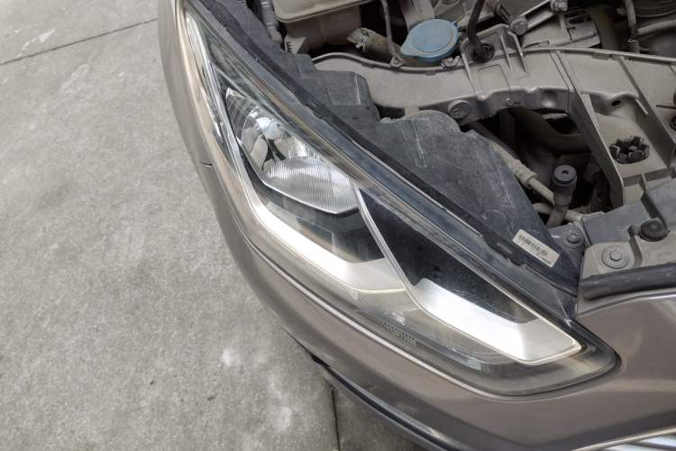 Used Ford Escort 2015 1.5L Automatic Fashion Model Right Front Headlight