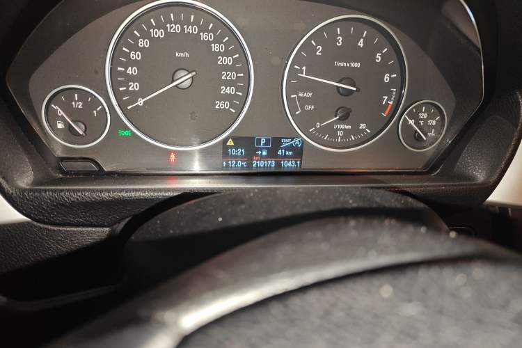 Used BMW 3 Series 2013 320i Sport Edition Odometer Close Up