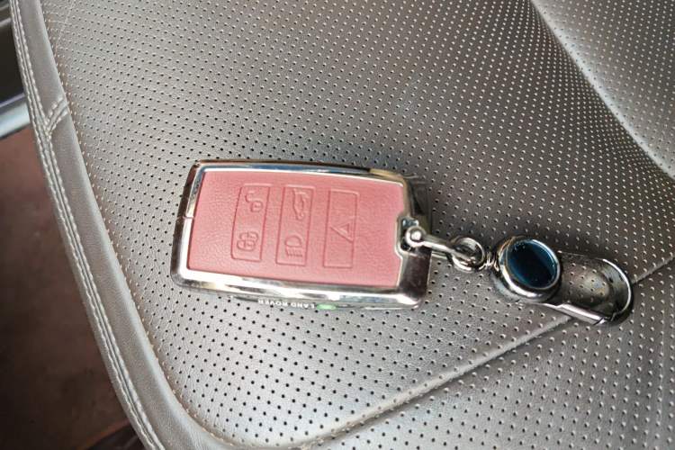 Used Land Rover Range 2022 3.0 L6 400 PS Classic Extended Version Vehicle Key