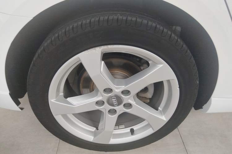 Used Audi A3 2020 Sportback 35 TFSI Fashion Edition China VI Emission Standard Right Rear Wheel Hub