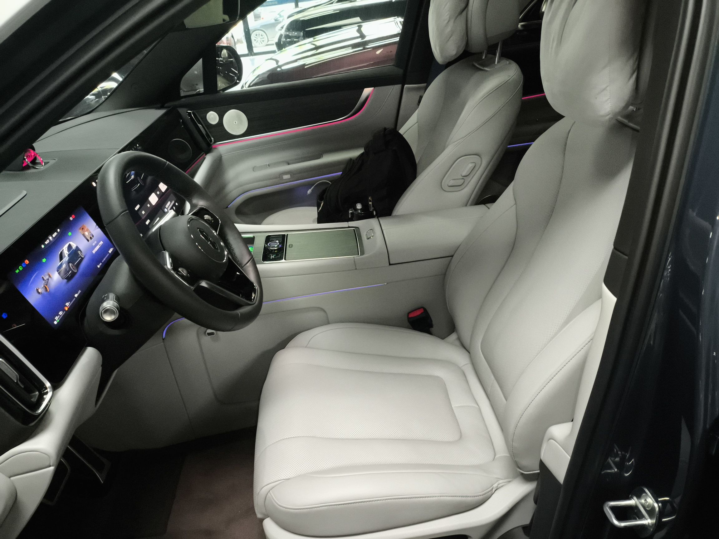 المقاعد الأمامية داخل السيارة