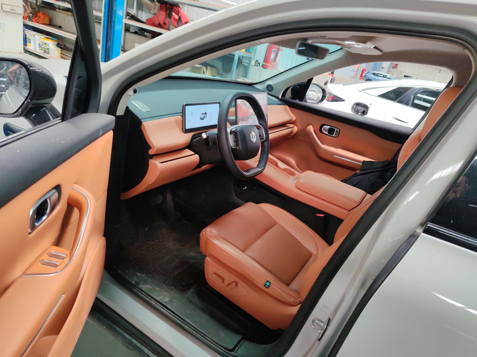 المقاعد الأمامية داخل السيارة