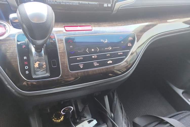 Used Honda Odyssey 2015 Revised Version 2.4L Supreme Edition