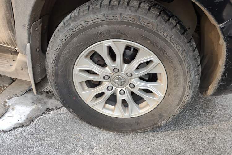 Used JMC Yusheng S350 2011 2.4T Two-Wheel-Drive Luxury 5-Seater Right Front Wheel Hub