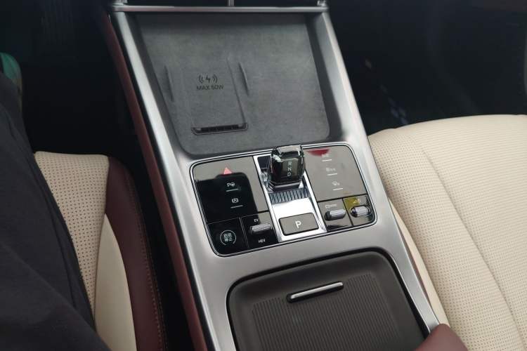 Used BYD Seal 07 DM-i 2025 Intelligent Driving Version DM-i 1.5L 125 km Prestige Edition Gear Lever