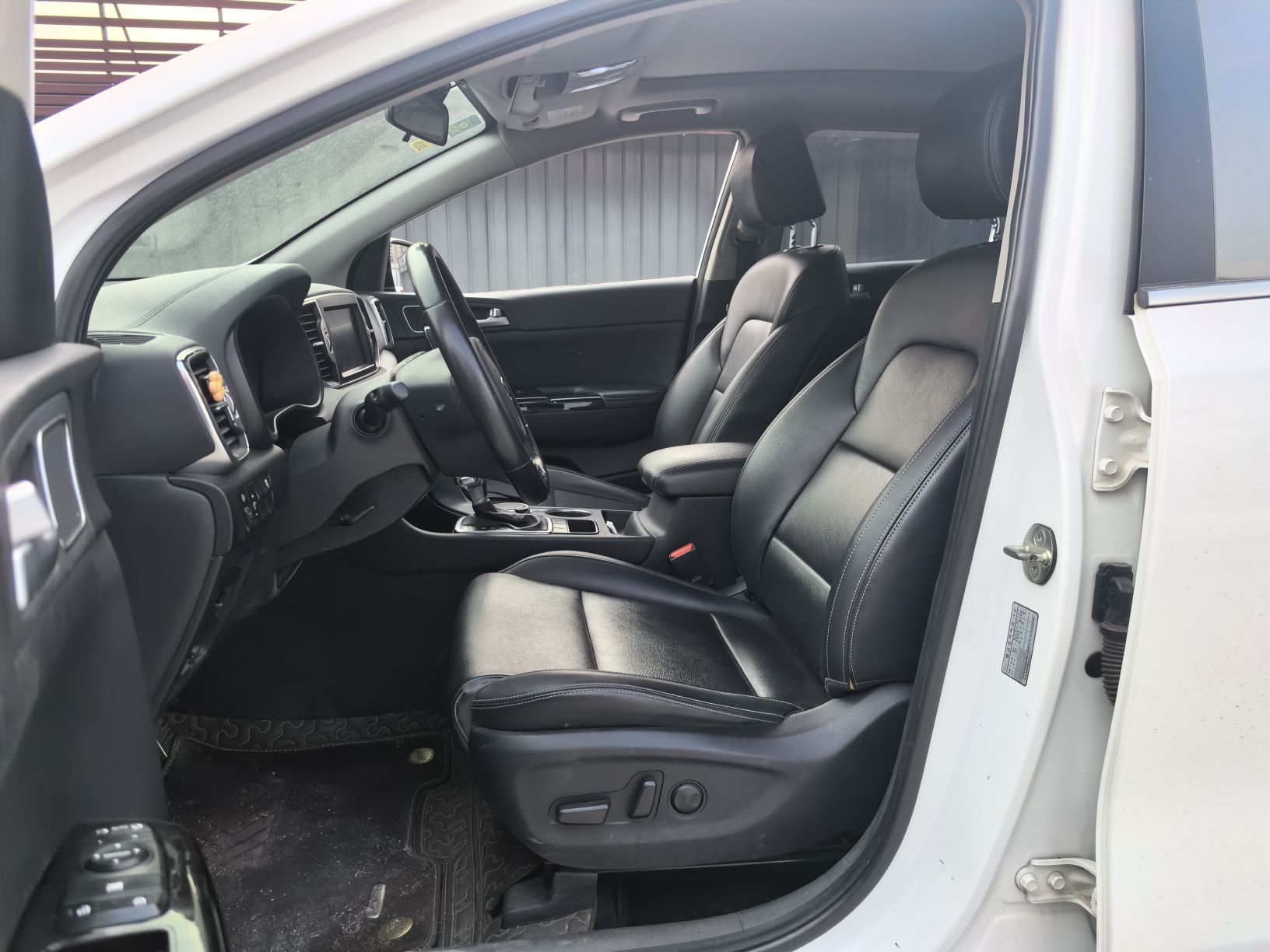 Переднее сиденье в автомобиле