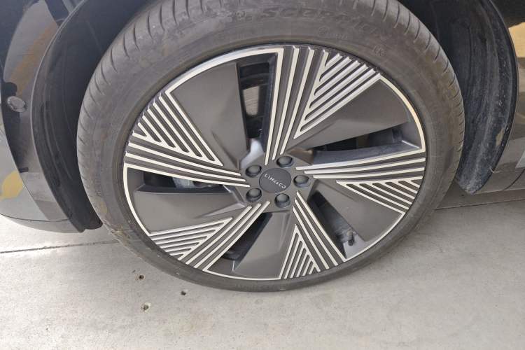 Used Lynk & Co 08 EM-P 2025 220 km All-Wheel-Drive Performance Halo