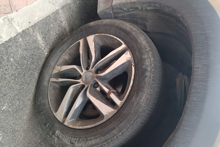 Used BYD Tang New Energy 2015 2.0T Four-Wheel-Drive Flagship Model Right Front Wheel Hub