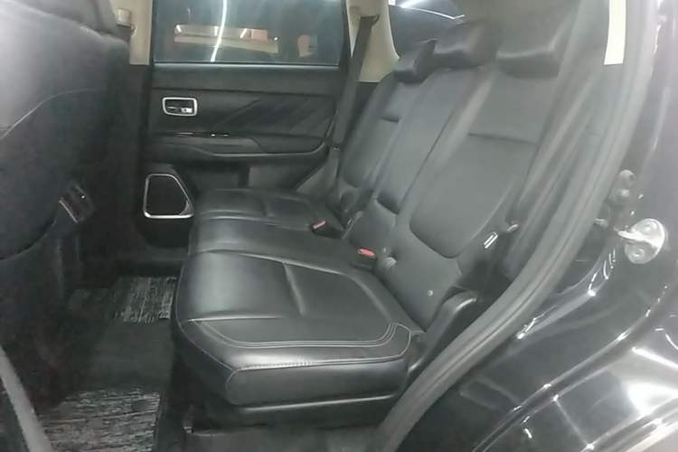 Used Mitsubishi Outlander 2019 2.0L Two-Wheel Drive Comfort Edition 5 Seats China V Standard Left Rear Seat