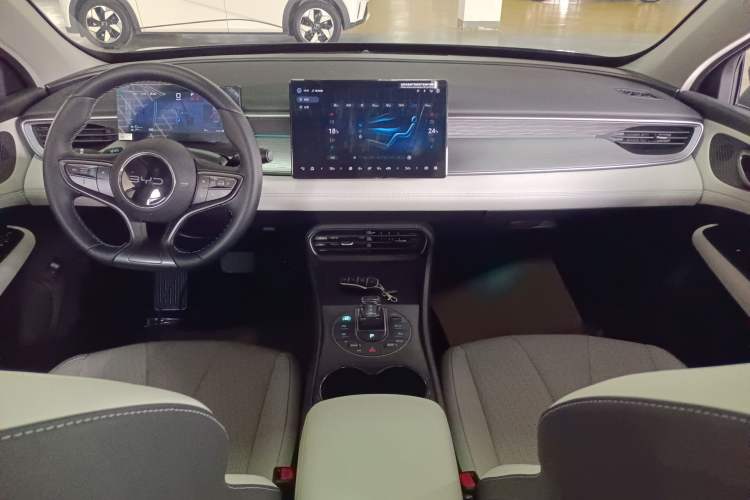 Used BYD Seal 05 DM-i 2025 DM-i Intelligent Drive 120KM Flagship Model Center Console