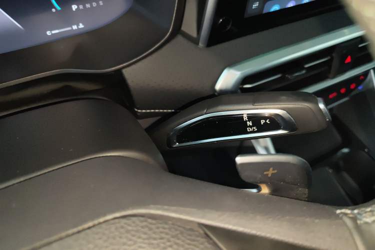 Used SAIC MAXUS G50 2023 PLUS 1.5T Automatic Escort Edition Gear Lever