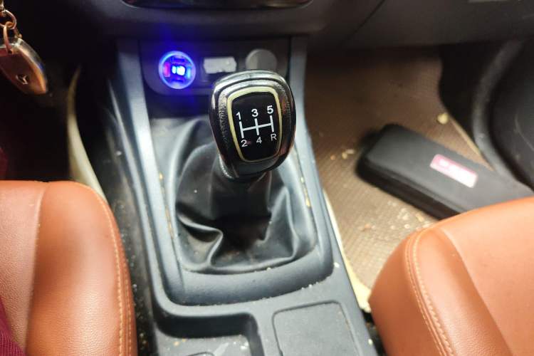 Used Isuzu JLM 2017 2.0T Two-Wheel Drive Advanced Version 4K21D4T Gear Lever