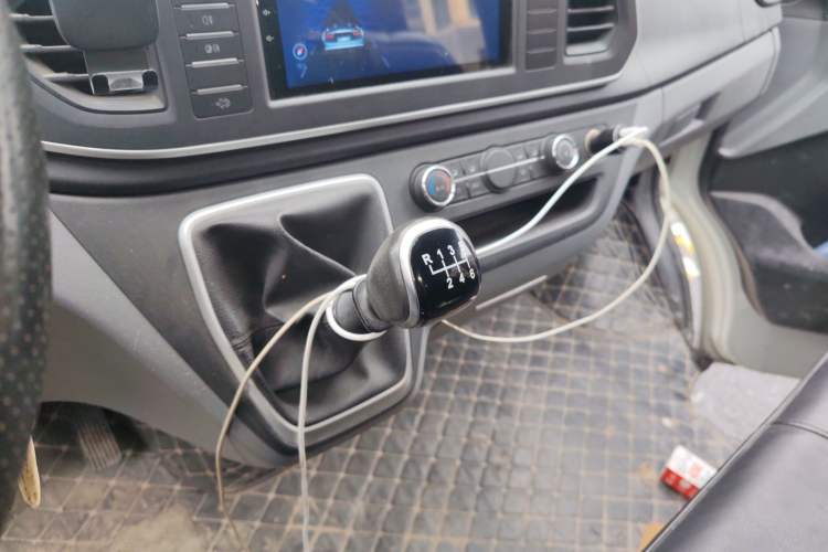 Used SAIC MAXUS Xintu V80 2021 2.0T PLUS Manual All-Around King Long Wheelbase Mid-Roof Variant with 6/7/8/9 Seats Gear Lever