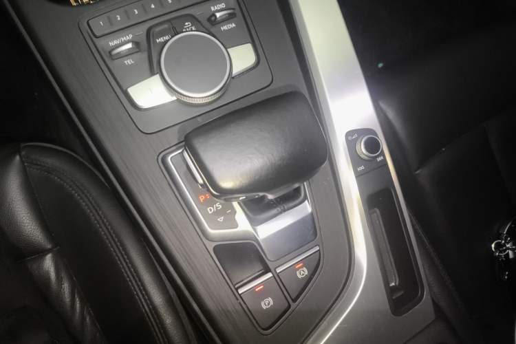 Used Audi A4L 2018 30th Anniversary Edition 40 TFSI Fashion Model
