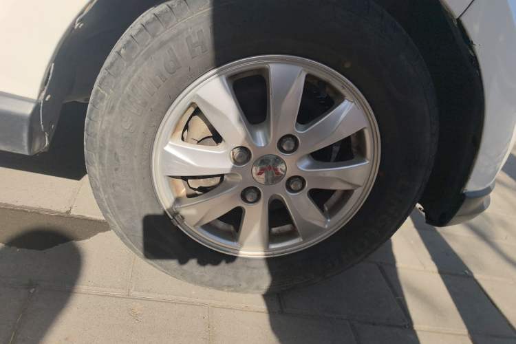 Used Wuling Hongguang 2014 1.5L S Luxury Model Right Front Wheel Hub