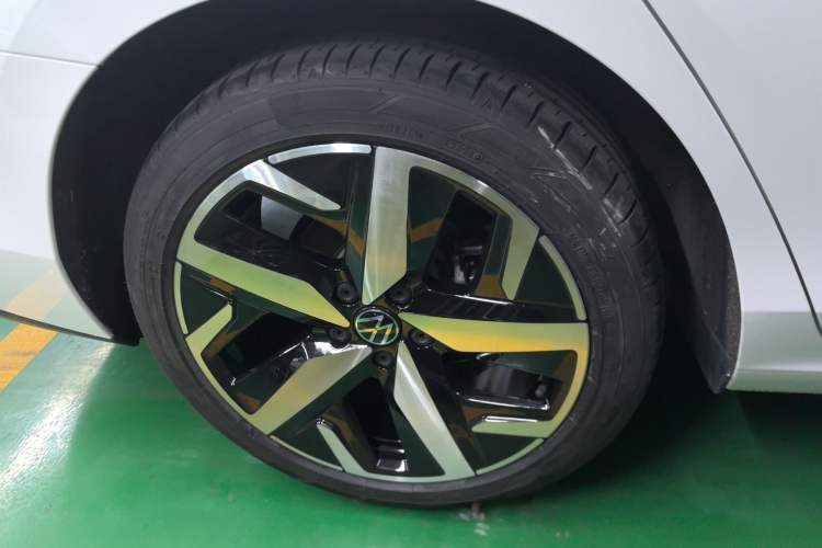 Used Volkswagen Lamando 2023 Lavida L 280TSI DSG Cool & Spicy Edition Right Rear Wheel Hub