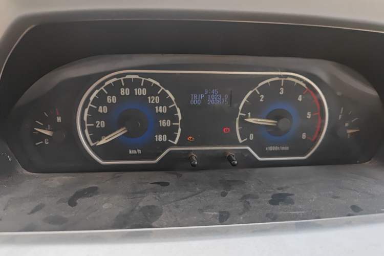 Used SAIC MAXUS Xintu V80 2014 2.5T Aoyuntong Short Wheelbase Low Roof