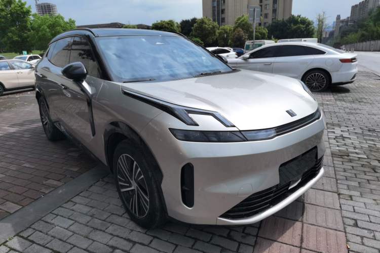 Used Lynk & Co 08 EM-P 2023 120km Long-Range Halo Front Right 45 Deg