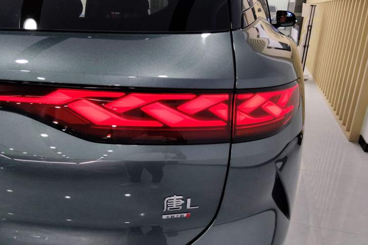 Used BYD Tang L 2025 DM 175KM Drone Player Edition Right Rear Taillight