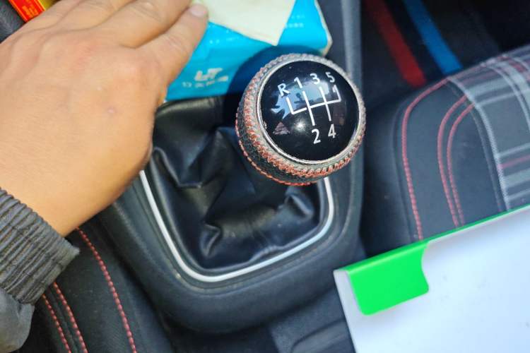 Used Volkswagen Golf 2012 1.6 Manual Fashion Edition Gear Lever