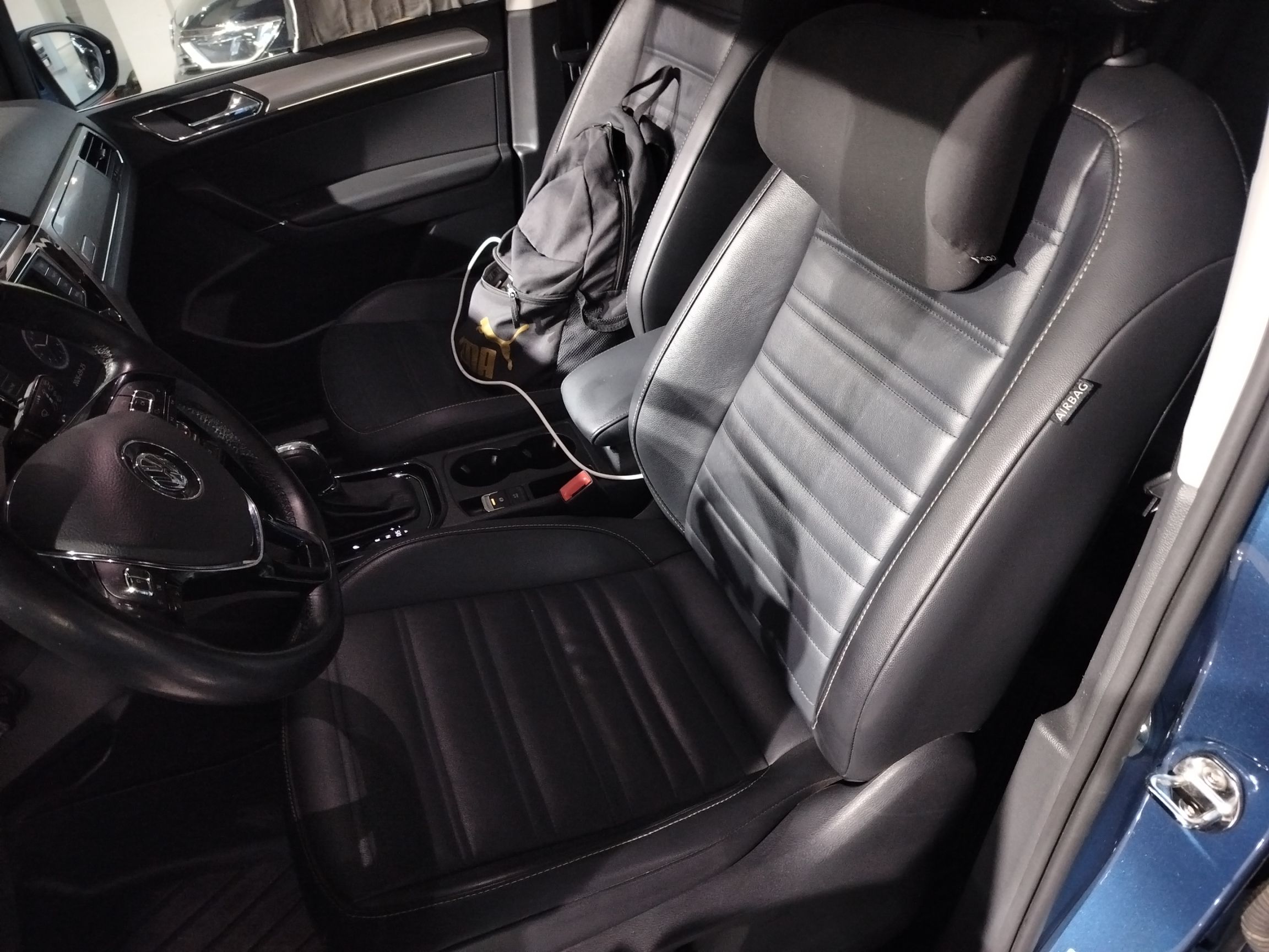 Переднее сиденье в автомобиле