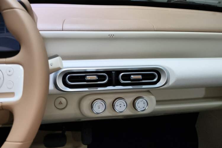 Used Wuling Hongguang MINIEV 2024 3rd Generation 215km Youth Edition Audio And AC Panel